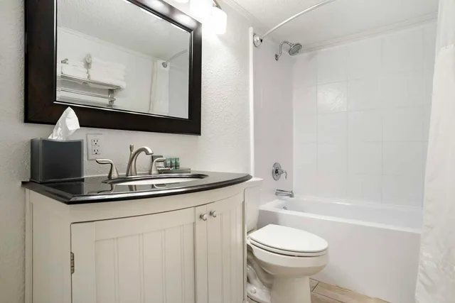 Suite, 2 King Beds, Street View, Kitchenette، Best Western On The Beach 2/3