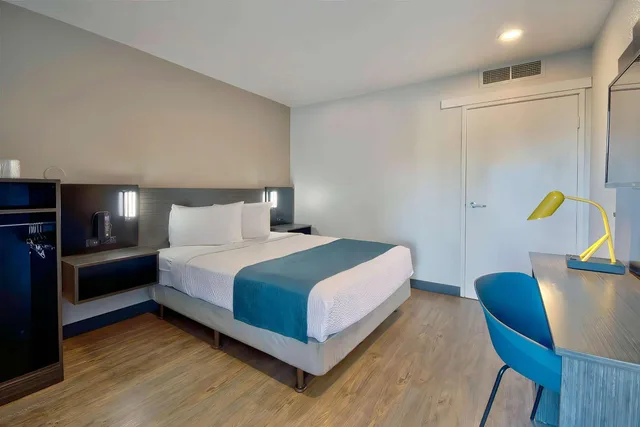 غرفة بسرير كوين، Motel6 Palmdale, CA 2/10