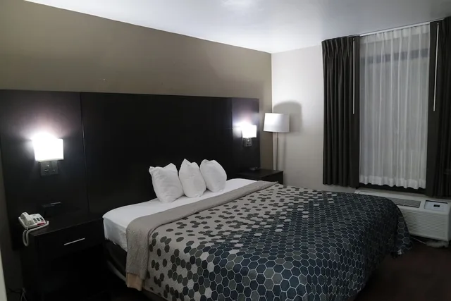 غرفة بسرير كينج، Travelodge by Wyndham North Charleston 2/4