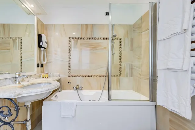 جناح جونيور بثلاثة أسرّة، Hotel Cellini 8/8
