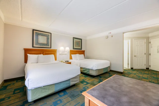 غرفة بسريرين مزدوجين لغير المدخنين، La Quinta Inn & Suites by Wyndham Houston Bush IAH South 7/10