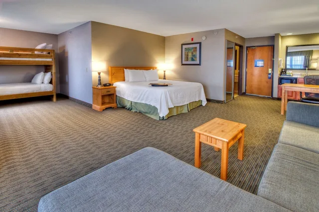 جناح عائلي بسرير كينج وسرير بطابقين بشرفة مع أريكة، Hampton Inn & Suites by Hilton Petoskey 1/4