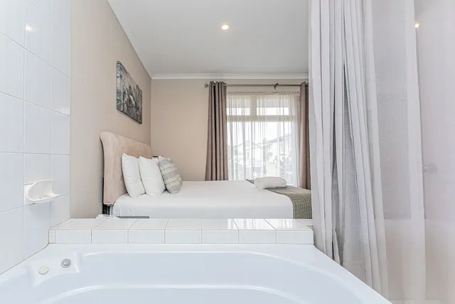 جناح تنفيذي بسرير كينج بحوض جاكوزي في الطابق الأرضي، Mandala Ace Albany Hotel 6/6