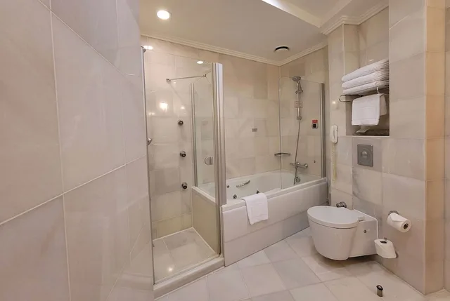 جناح جونيور بسرير كينج بإطلالة على الجبل، Wyndham Grand Izmir Ozdilek Thermal & Spa 3/3