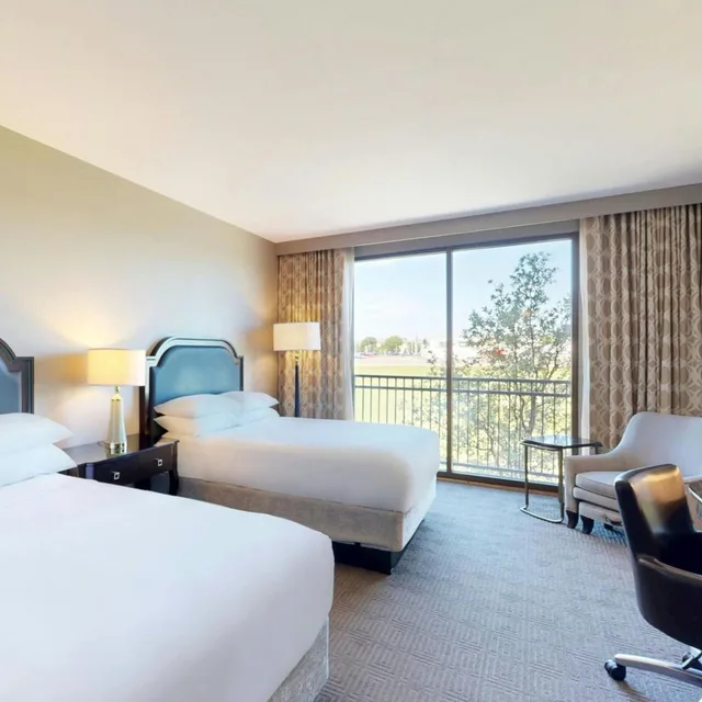 غرفة تقليدية بسريرين مزدوجين بحوض استحمام لذوي الإعاقة، SHERATON MCKINNEY HOTEL 1/7