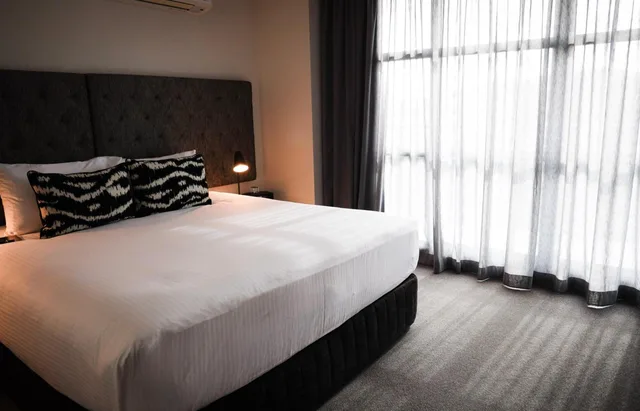 شقة تنفيذية بسرير كوين بشرفة بغرفة نوم واحدة، AVENUE HOTEL CANBERRA 1/2