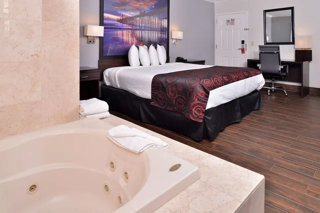 غرفة بسرير كينج بحوض جاكوزي، Emerald Inn on Sunset 5/7
