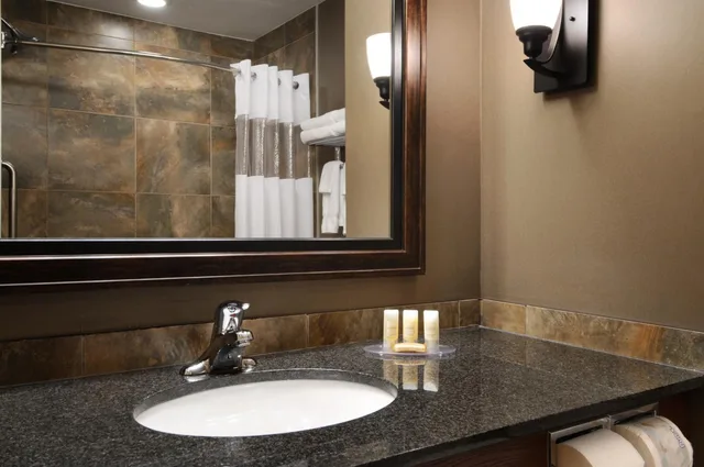غرفة ديلوكس بسرير كينج لذوي الإعاقة، Days Inn & Suites By Wyndham Strathmore 2/3