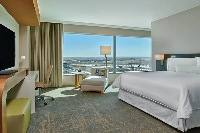 غرفة تقليدية بسرير كينج، The Westin Denver International Airport 1/10