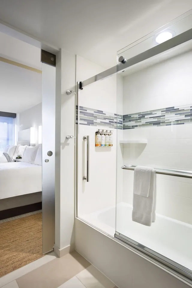 غرفة قياسية بسرير كوين لذوي الإعاقة، EVEN Hotel Norwalk 6/6