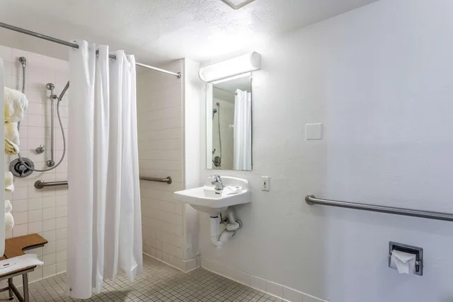 1 King Bed - Mobility Accessible RI Shower Nsmk, Motel6 Blythe, CA 10/10