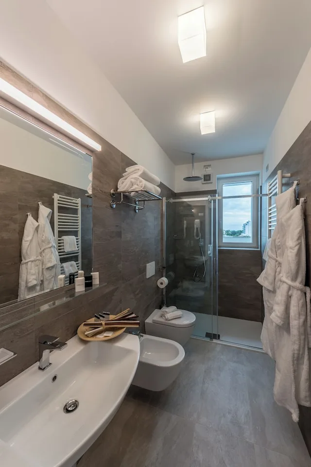 شقة بسرير كينج وسرير كوين وسرير فردي بإطلالة على المدينة بشرفة بغرفتي نوم، Hesperia Hotel & Residence 4/4