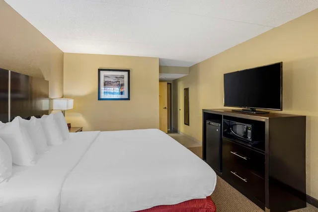 غرفة بسرير كينج لذوي الإعاقة، Best Western Harrisburg North 1/3