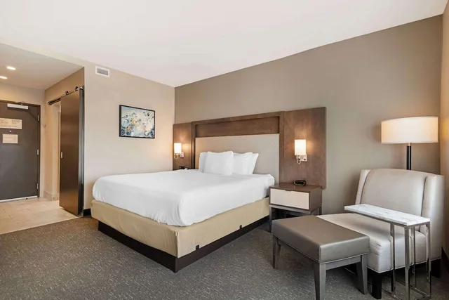 غرفة قياسية بسرير كينج لذوي الإعاقة، Best Western Plus Executive Residency Rigby's Water World Hotel 5/9