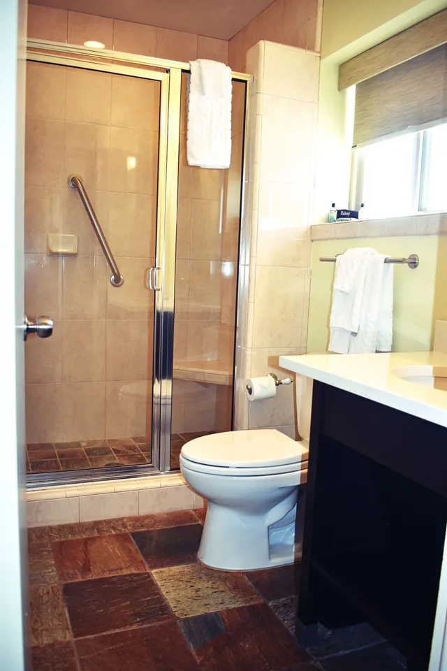 غرفة قياسية بسرير كينج بإطلالة على النهر بمطبخ صغير، Best Western Driftwood Inn 5/6