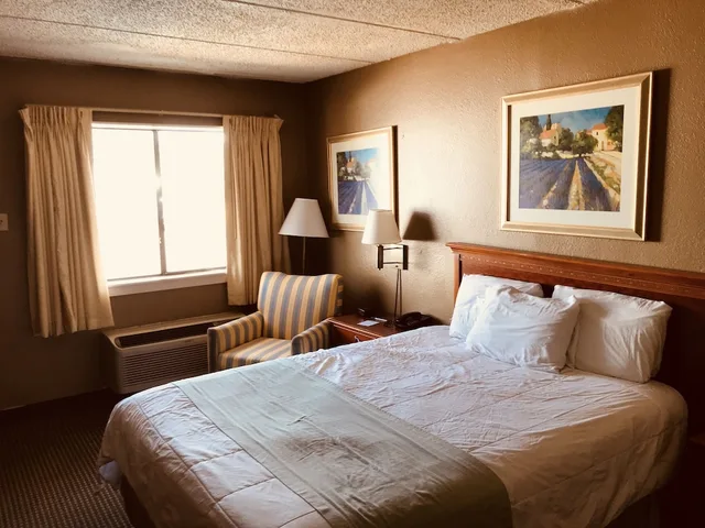غرفة بسرير كينج للمدخنين، Americas Best Value Inn Laredo 1/3