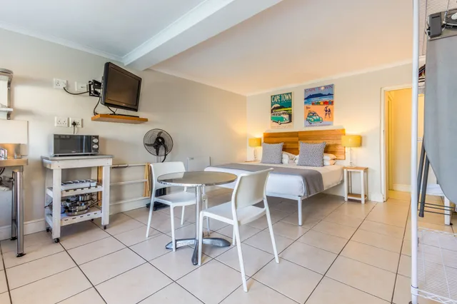 Beach, Club, Studio, King Bed, with Pool، Camps Bay Village 7/10
