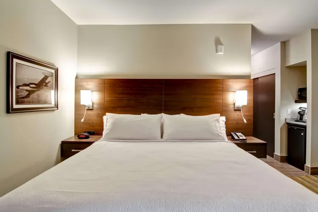 غرفة بسرير مزدوج، Best Western London Airport Inn Suites 1/3