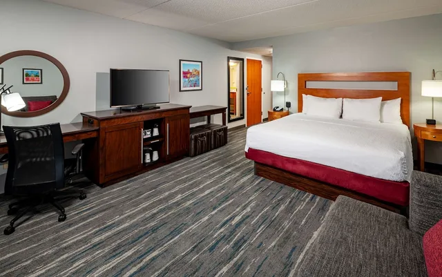غرفة قياسية بسرير كينج، Hampton Inn Suites St Louis At Forest Park Mo 1/5