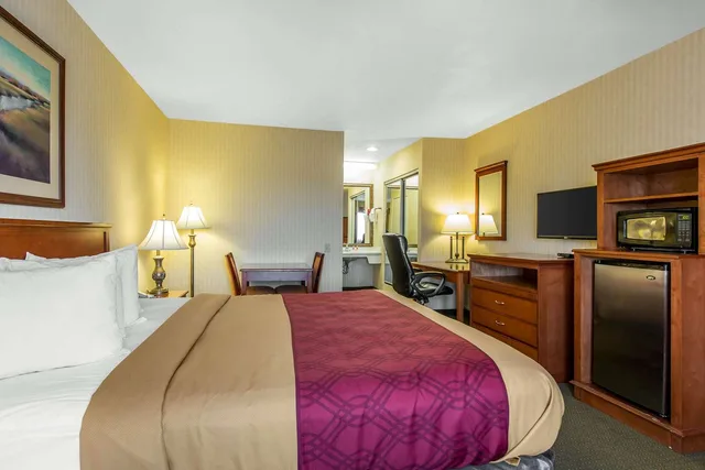 غرفة بسرير كينج لذوي الإعاقة، Econo Lodge Inn & Suites Riverside Corona 1/3