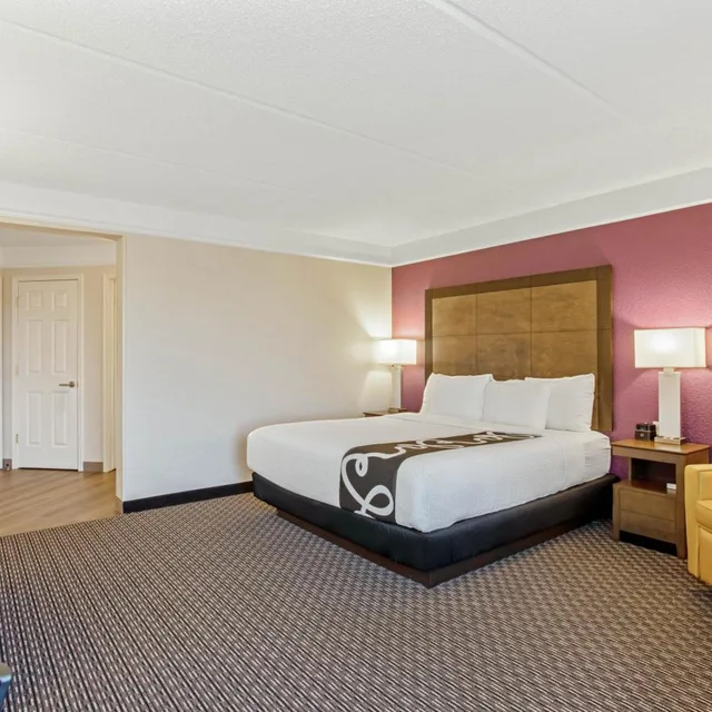 غرفة بسرير كينج بحوض استحمام لذوي الإعاقة، La Quinta Inn Suites Panama City 1/8