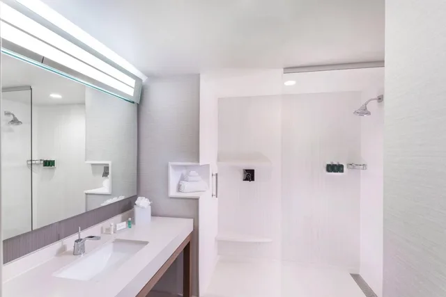 Room, 2 Queen Beds, Balcony, Courtyard By Marriott Baton Rouge Downtown 4/5
