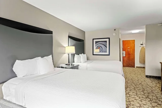 غرفة بسريرين مزدوجين، Red Lion Hotel Charlotte Airport 2/3