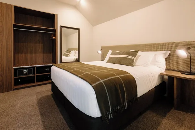 جناح بريميوم بسريرين منفصلين مع أريكة، Edgewater Hotel 2/3