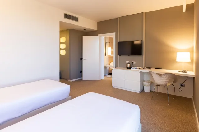 غرفة قياسية رباعية بسرير كينج وسريرين منفصلين، Best Western Plus Tower Hotel Bologna 1/8