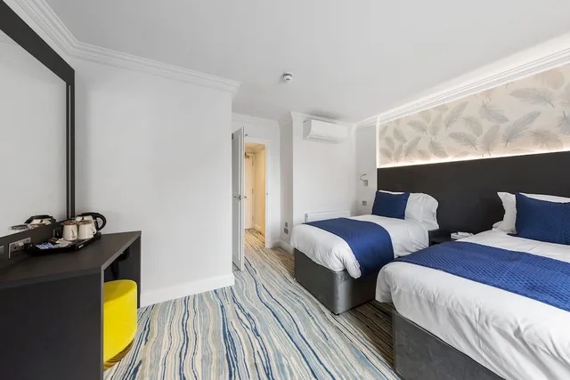 غرفة تنفيذية ثلاثية بسرير مزدوج وسرير فردي، Commodore Hotel London 2/7