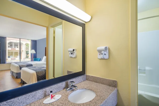 غرفة بسريرين مزدوجين، Days Inn by Wyndham Statesville 3/3