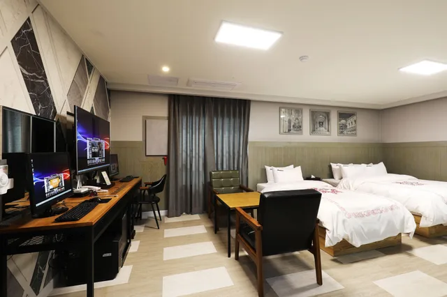 Vip, 1 Double and 1 Single Bed، Hotel Mondavi 2/4