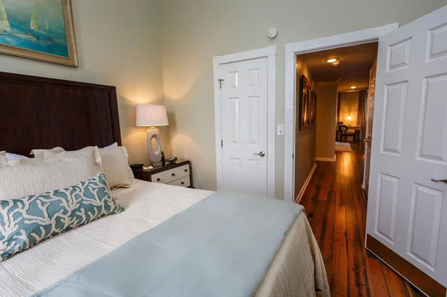 Multiple Bedrooms, Suite, River View, Stair Access Only، Olde Harbour Inn 1/8