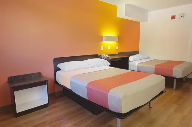 2 Full Beds - ADA/Tub/Micfridge, Motel6 Piscataway, NJ 9/10