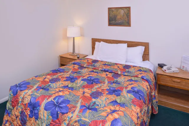 غرفة بسرير كوين، Red Carpet Inn Pulaski 2/4