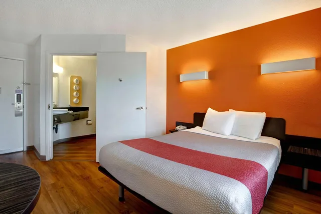 1 Queen Bed ADA/RI Shower، Motel6 Gilroy, CA 7/10