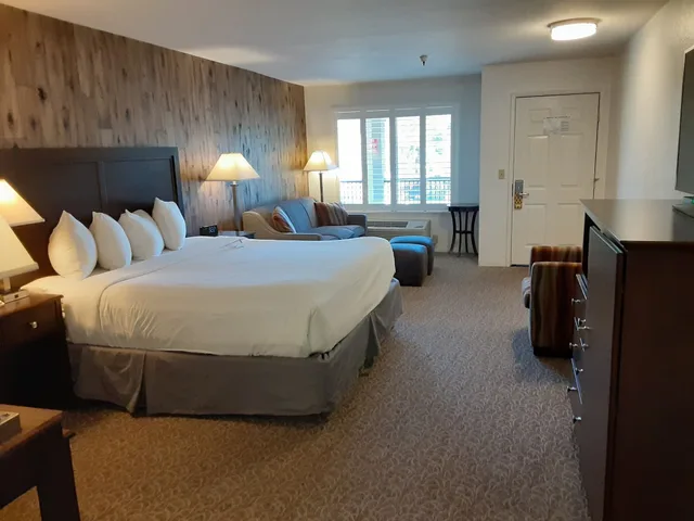 غرفة بسرير كينج مع أريكة بحوض جاكوزي، Mission Inn 1/3