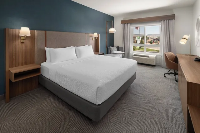 غرفة قياسية بسرير كينج، Holiday Inn Laramie 1/8