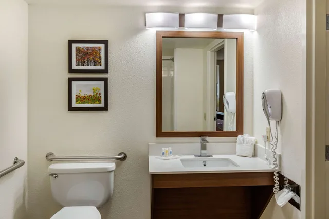 غرفة قياسية بسرير كينج مع أريكة، Comfort Suites Hanes Mall 5/7