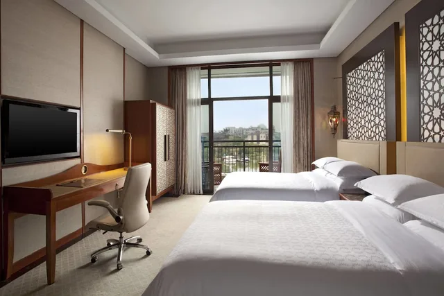 غرفة ديلوكس بسريرين مزدوجين بإطلالة على الحديقة بشرفة، Sheraton Qingyuan Lion Lake Resort 1/2