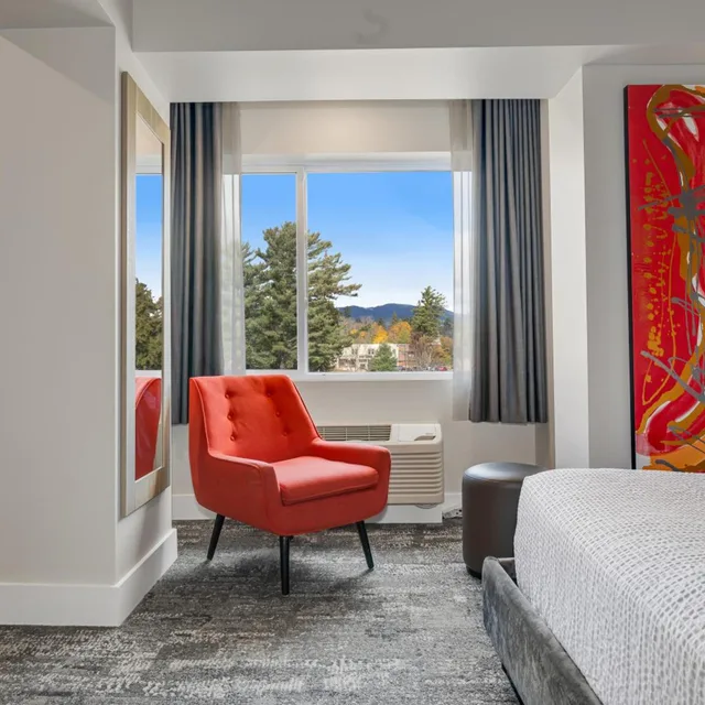 غرفة بسرير كينج بشرفة، Lake Placid Inn Boutique Hotel 4/7
