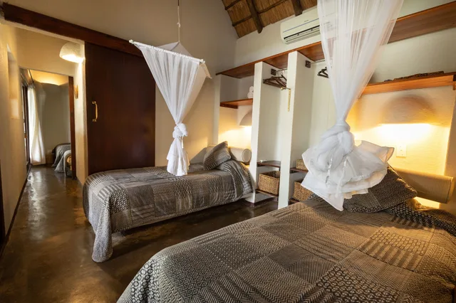 River, Family, Bungalow, 1 King and 4 Single Beds، Nyati Safari Lodge 5/10