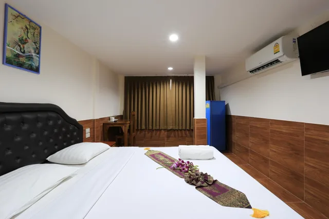 Superior, Queen Bed, The Siam Guest House 2/2