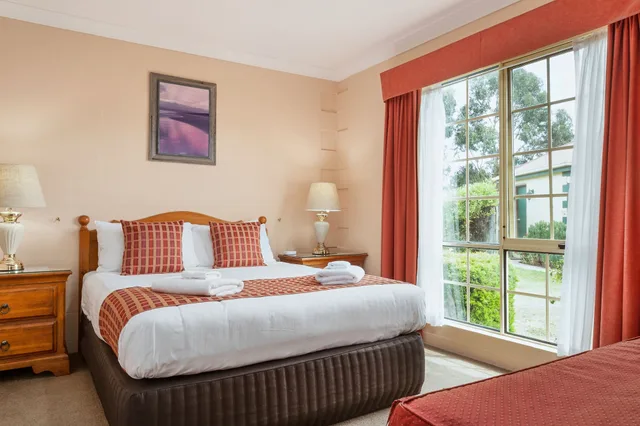 كوخ ديلوكس بسرير كوين وسريرين منفصلين بغرفتي نوم، Swansea Cottages & Motel Suites 1/5