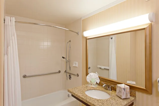 غرفة قياسية بسريرين مزدوجين، Holiday Inn Long Beach Airport 4/5