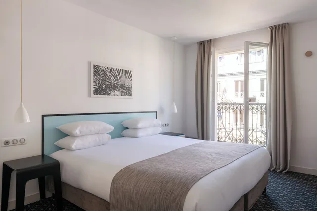 Room, Queen Bed, Eiffel View، Palm Astotel 1/3