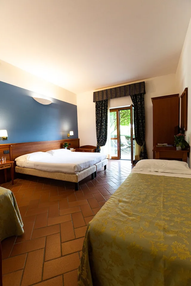 غرفة رباعية بسرير مزدوج وسريرين منفصلين، Villa dei Bosconi 3/5