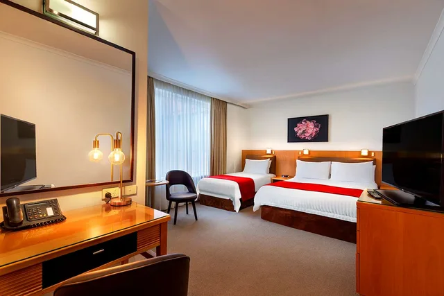 غرفة ديلوكس بسرير كوين وسرير فردي، Best Western Plus Travel Inn Hotel 3/9
