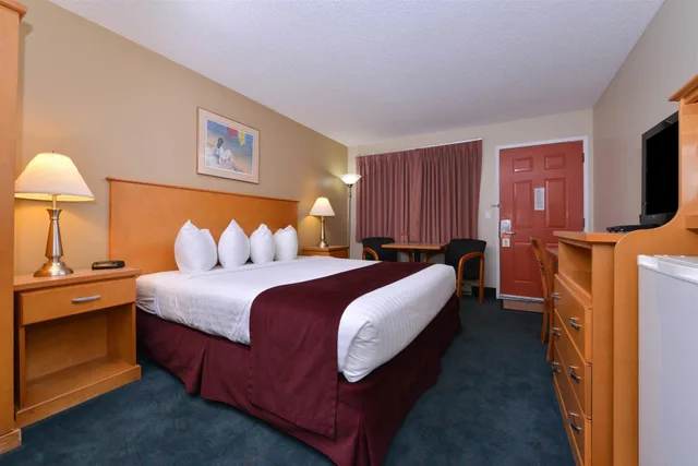 غرفة بسرير كينج يُسمح فيها بالحيوانات الأليفة، Canadas Best Value Inn Suites Vernon 4/6