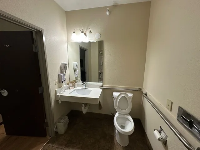 غرفة بسرير كينج لذوي الإعاقة، Econo Lodge Inn & Suites Monee 10/10